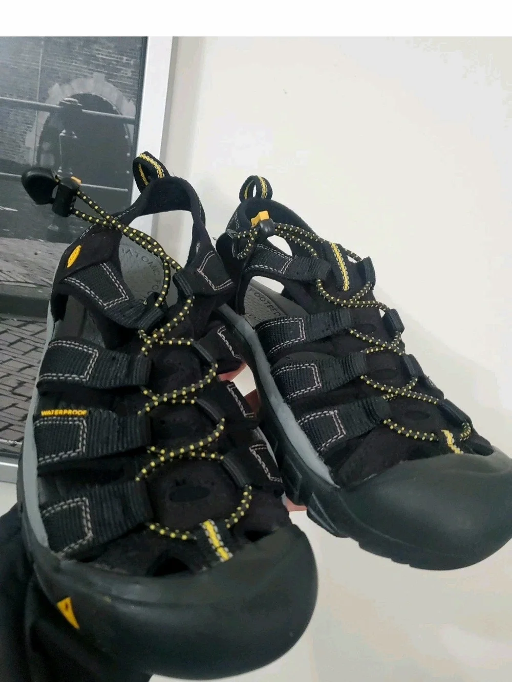 Keen Men's Newpor H2 Black and Gray Closed-Toe Outdoor Sandals